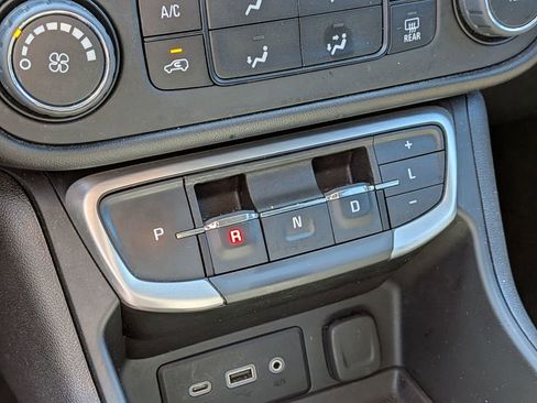 Used 2024 GMC Terrain SLE FWD image 19