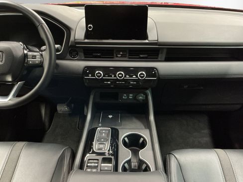 Used 2025 Honda Pilot Touring image 11