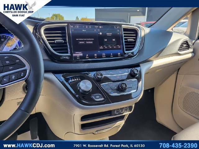 Used 2024 Chrysler Pacifica Touring-L FWD image 22