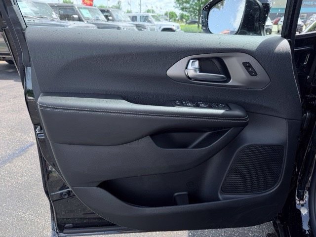 New 2027 Chrysler Pacifica Select FWD image 12
