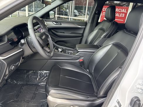 Used 2025 Jeep Grand Cherokee Limited AWD/4WD image 15