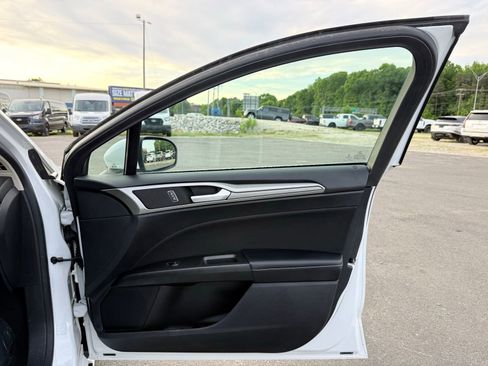 Used 2019 Ford Fusion SE FWD image 19