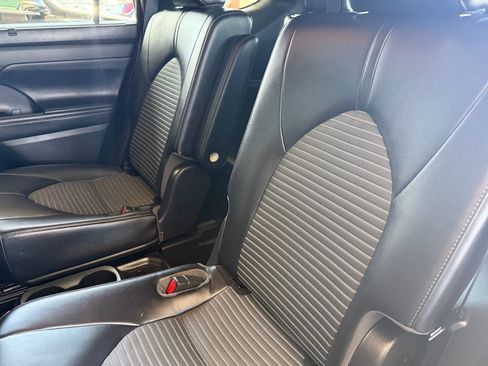 Used 2022 Toyota Highlander XSE FWD image 22