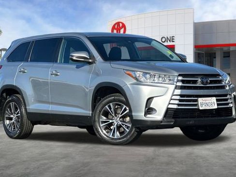 Used 2019 Toyota Highlander LE FWD image 2