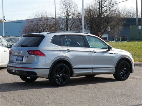 Certified 2024 Volkswagen Tiguan SE R-Line image 7