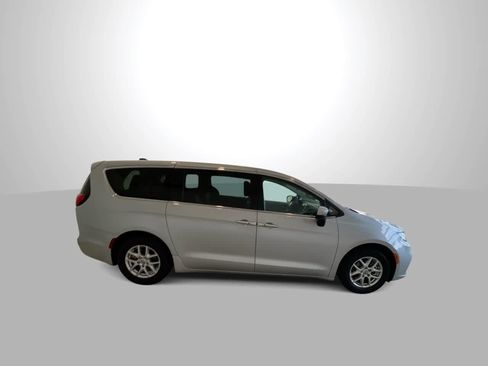 Used 2023 Chrysler Pacifica Touring-L FWD image 9