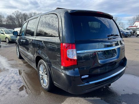 Used 2014 Chrysler Town & Country Touring-L w/ Driver Convenience Group image 3