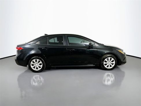 Used 2022 Toyota Corolla LE image 7