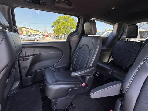 Used 2027 Chrysler Pacifica Select FWD image 16