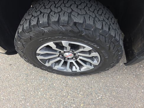 Used 2023 GMC Sierra 1500 AT4 w/ AT4 Preferred Package image 9