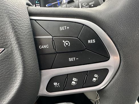 Used 2024 Chrysler Pacifica Select image 27