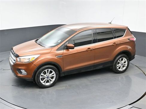 Used 2017 Ford Escape SE image 1