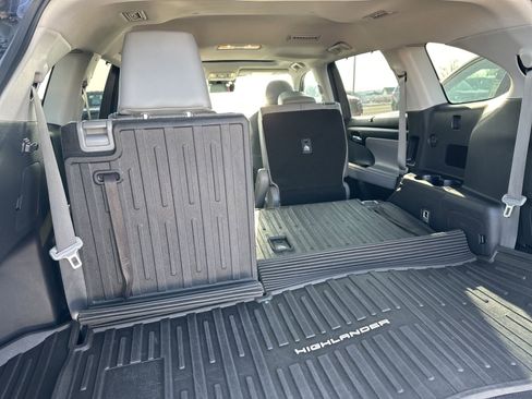 Used 2020 Toyota Highlander XLE image 8