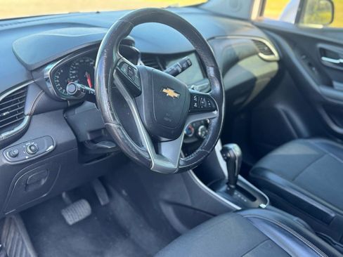Used 2019 Chevrolet Trax LT w/ LT Convenience Package image 3