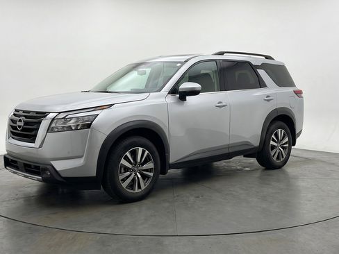 Used 2025 Nissan Pathfinder SV image 3