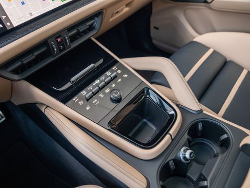 Certified 2025 Porsche Cayenne GTS AWD/4WD image 22