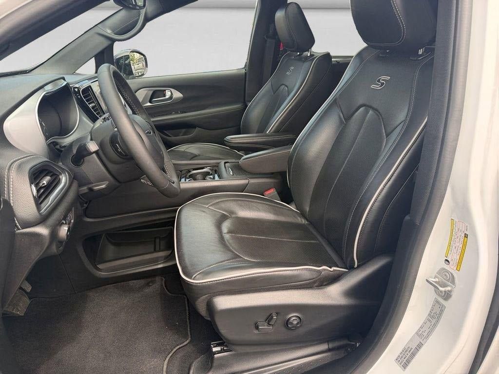 Used 2025 Chrysler Pacifica Limited FWD image 10