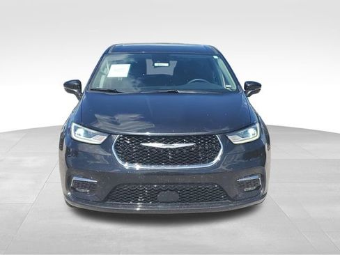 Used 2023 Chrysler Pacifica Touring-L FWD image 2