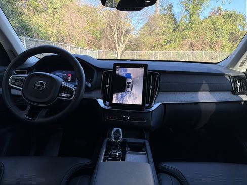 Certified 2025 Volvo XC90 T8 Ultra image 30