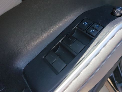 Used 2020 Toyota Highlander LE FWD image 12