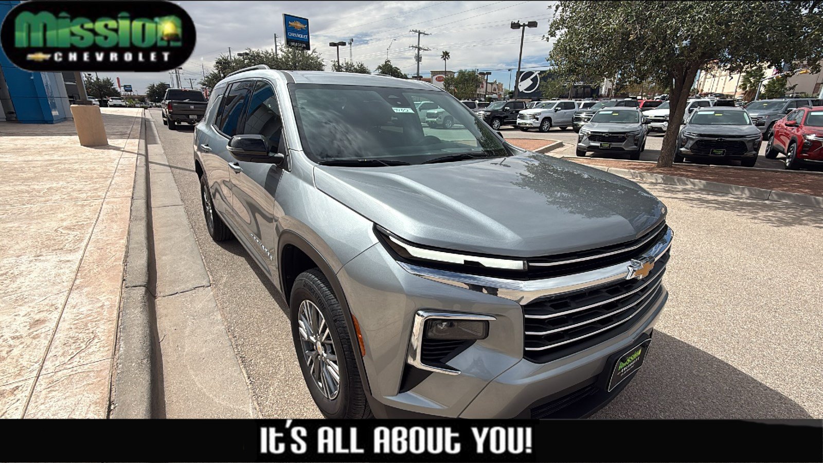 Used 2026 Chevrolet Traverse LT FWD image 1