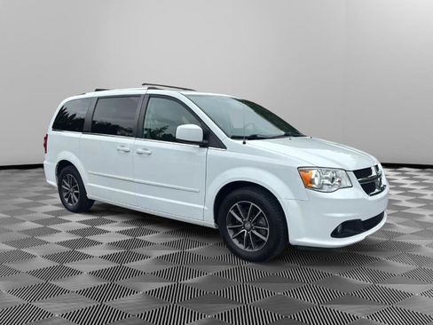 Used 2017 Dodge Grand Caravan SXT FWD image 2