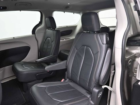 Used 2017 Chrysler Pacifica Touring-L FWD image 12