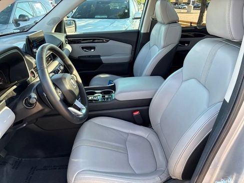 Used 2025 Honda Pilot Touring image 5