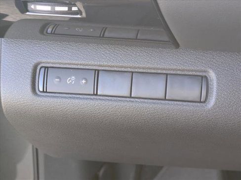 Used 2025 Nissan Pathfinder S image 12