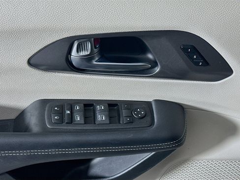 Used 2023 Chrysler Pacifica Touring-L image 15