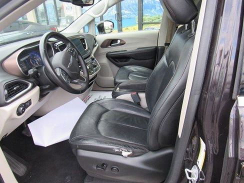 Used 2017 Chrysler Pacifica Touring-L image 9