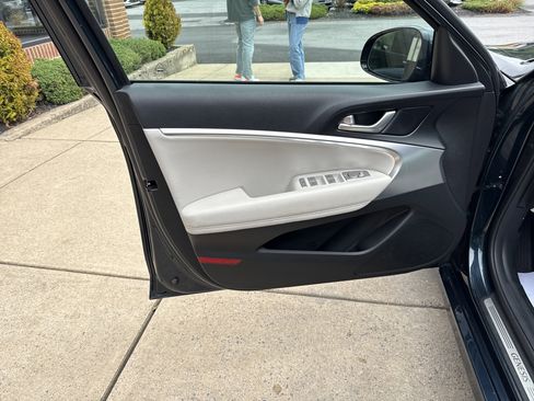 Used 2025 Genesis G70 2.5T AWD/4WD image 25