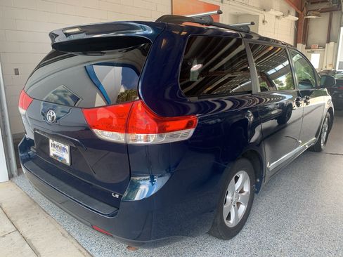 Used 2011 Toyota Sienna LE FWD image 9