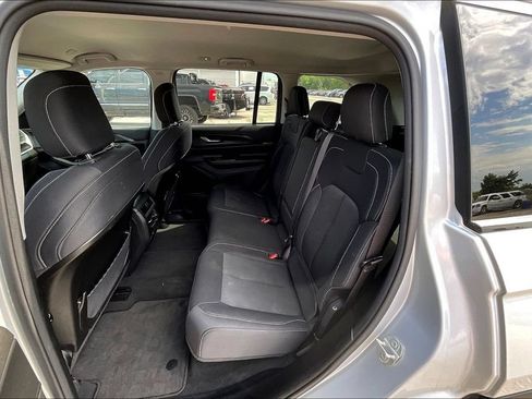 Used 2024 Jeep Grand Cherokee Laredo RWD image 7