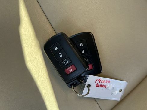 Used 2019 Toyota Highlander XLE AWD/4WD image 33