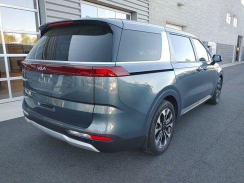 Used 2024 Kia Carnival EX image 3