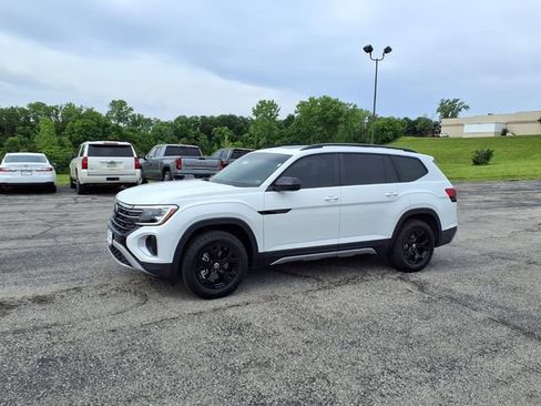 Used 2025 Volkswagen Atlas Peak Edition SE AWD/4WD image 36