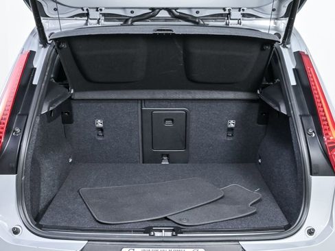 Certified 2025 Volvo XC40 B5 Core image 31