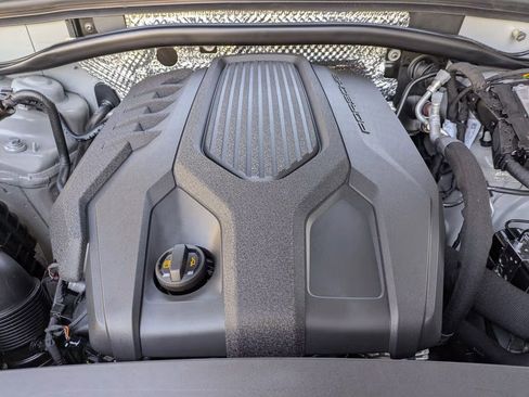 Certified 2025 Porsche Macan AWD/4WD image 29