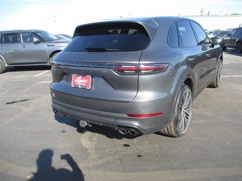 Used 2023 Porsche Cayenne image 5