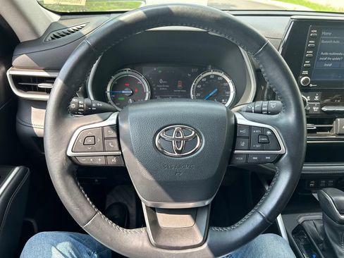 Used 2022 Toyota Highlander XLE AWD/4WD image 13