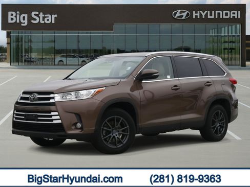 Used 2019 Toyota Highlander XLE image 1