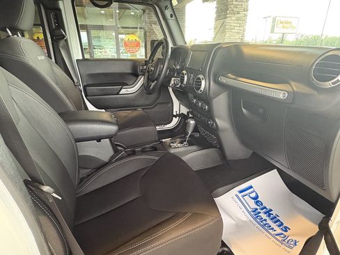 Used 2018 Jeep Wrangler Unlimited Sahara w/ Connectivity Group AWD/4WD image 27