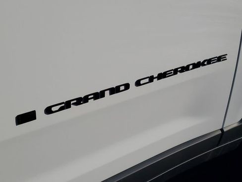 New 2025 Jeep Grand Cherokee Altitude image 7