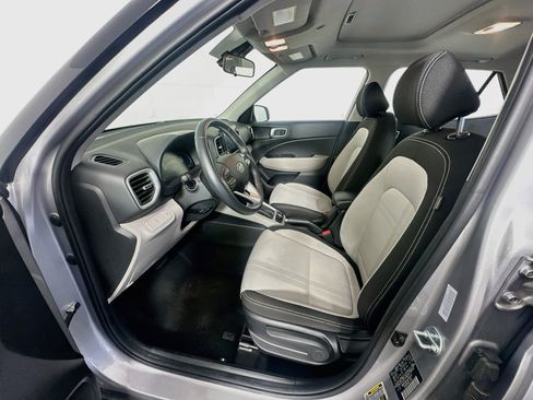Used 2025 Hyundai Venue SEL FWD image 13