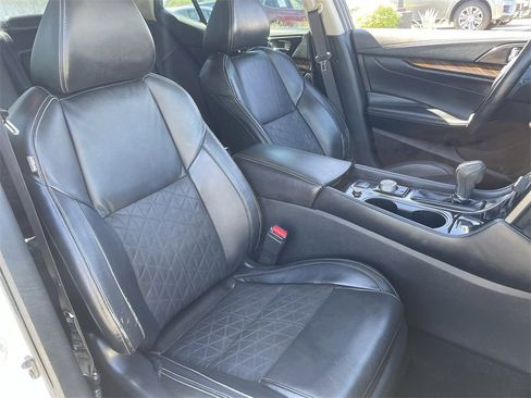 Used 2017 Nissan Maxima Platinum image 12