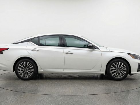 Used 2025 Nissan Altima 2.5 SV image 11