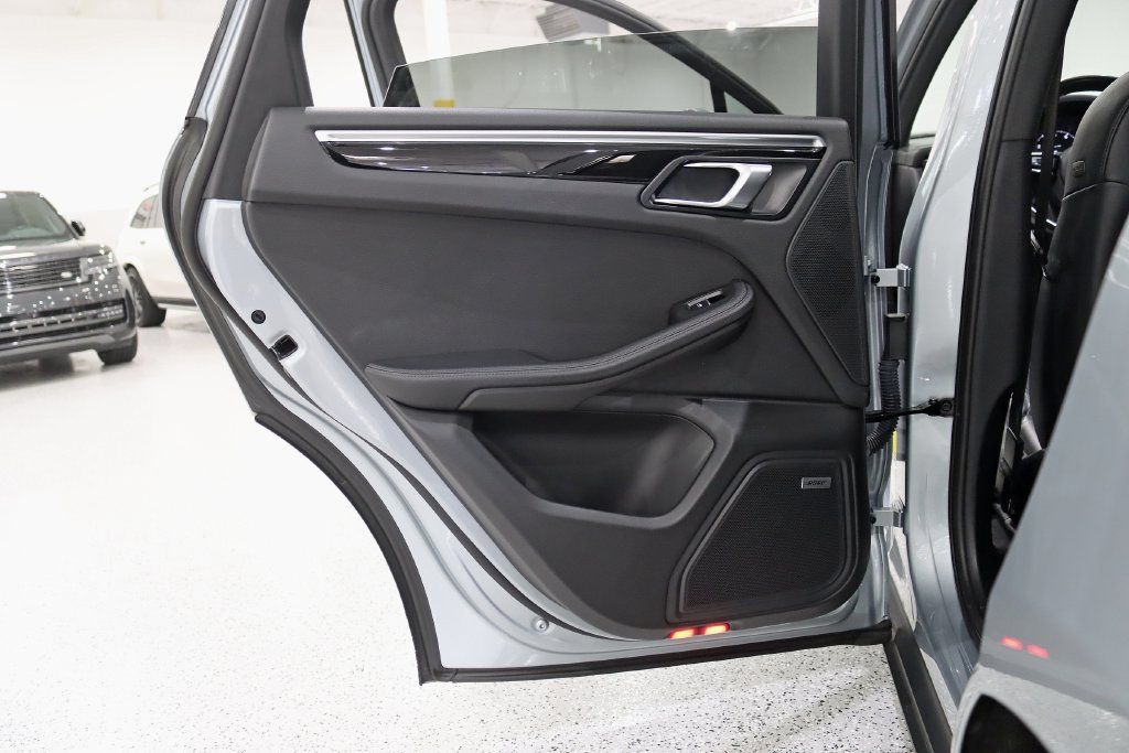 Used 2022 Porsche Macan AWD/4WD image 33