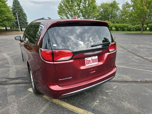 Used 2018 Chrysler Pacifica Touring-L FWD image 3