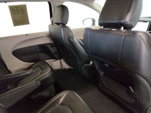 Used 2023 Chrysler Pacifica Touring-L image 37